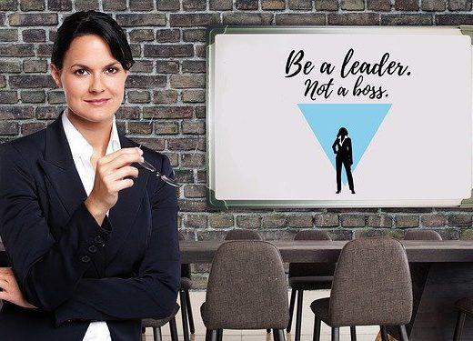 imprenditrice vicino a lavagna con scritta "be a leader, not a boss"