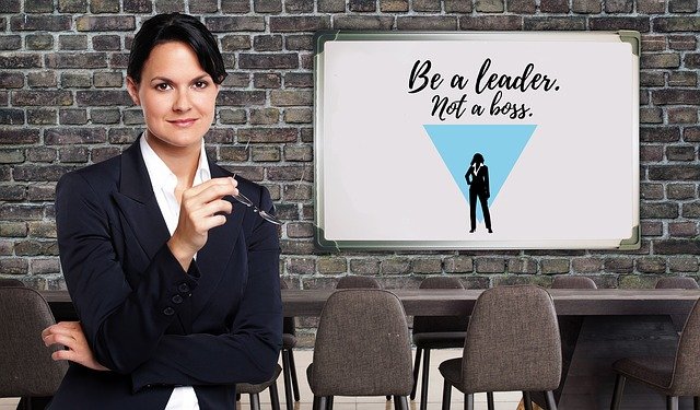 imprenditrice vicino a lavagna con scritta "be a leader, not a boss"